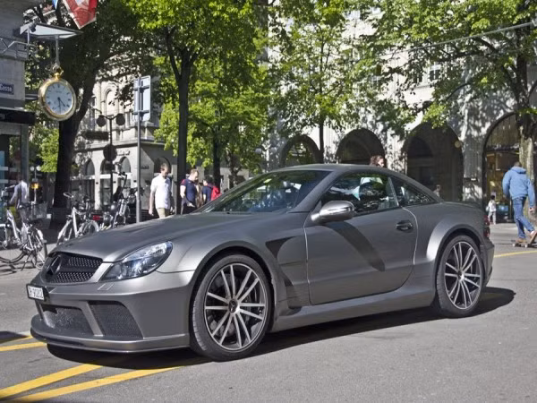 Trình làng đầu năm 2009 với giá khởi điểm 320.000 USD tại Mỹ, Mercedes-Benz SL65 AMG Black Series chỉ xuất xưởng đúng 350 chiếc. Và đây là một trong số đó.