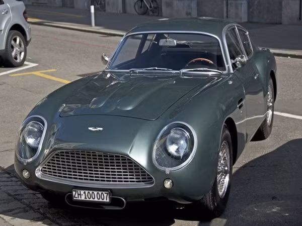 Một chiếc Aston Martin DB4 Zagato đậu trên đường phố Zurich. Chỉ có 19 chiếc như thế này được bán ra trên thế giới. Nếu đây là một DB4 phiên bản đầu tiên, giá của nó có thể vào khoảng 7 triệu USD.