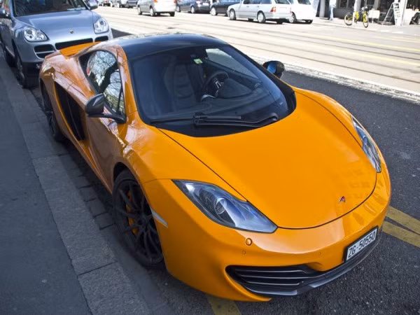 McLaren MP4-12C cũng được bắt gặp khá nhiều ở Zurich. Chiếc xe này được sơn màu cam truyền thống của hãng McLaren.