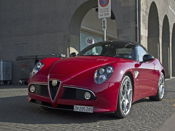 Đây không chỉ là Alfa Romeo 8C, nó còn là 8C Spider, một dòng xe đã trở thành huyền thoại. Chỉ có 500 chiếc 8C Spider được sản xuất và bán ra trên thị trường. Đây không chỉ là Alfa Romeo 8C, nó còn là 8C Spider, một dòng xe đã trở thành huyền thoại. Chỉ có 500 chiếc 8C Spider được sản xuất và bán ra trên thị trường.