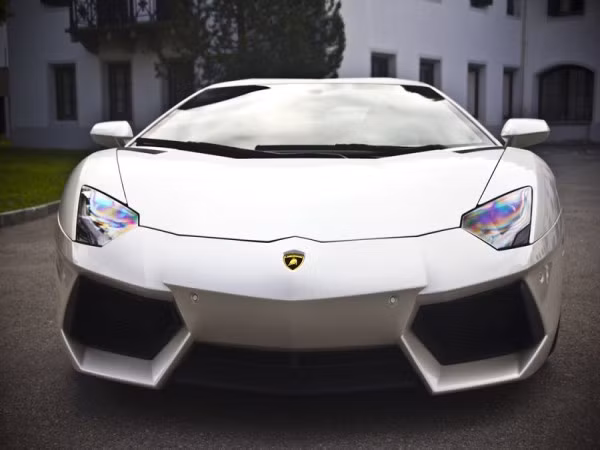 Không khó khăn gì khi nhìn thấy một chiếc Lamborghini Aventador siêu sang chạy trên đường ở Zurich. Chiếc xe này có giá bán khác nhau tùy vào từng thị trường.