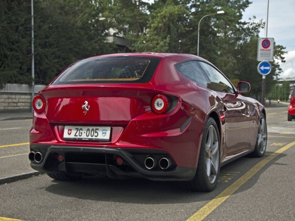 Siêu xe Ferrari FF có giá gần 400.000 USD. Siêu xe Ferrari FF có giá gần 400.000 USD.