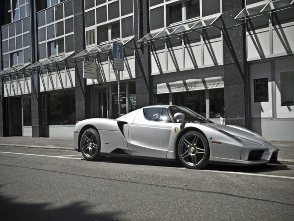 Không phải lúc nào bạn cũng bắt gặp một chiếc Ferrari Enzo đậu ở trên đường phố. Đây là một trong hai chiếc Ferrari Enzo được sơn màu bạc. Không phải lúc nào bạn cũng bắt gặp một chiếc Ferrari Enzo đậu ở trên đường phố. Đây là một trong hai chiếc Ferrari Enzo được sơn màu bạc.