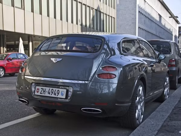 Chiếc xe Bentley Flying Star này do chính nhà thiết kế lừng danh của Ý Carozzeria Touring Superleggera chế tạo. Điều đặc biệt, phiên bản này chỉ giới hạn 20 chiếc được bán.