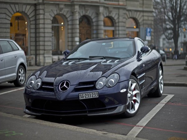 Một chiếc Mercedes SLR McLaren được sơn màu xanh cực hiếm. Giá của nó vào khoảng 400.000 USD. Một chiếc Mercedes SLR McLaren được sơn màu xanh cực hiếm. Giá của nó vào khoảng 400.000 USD.
