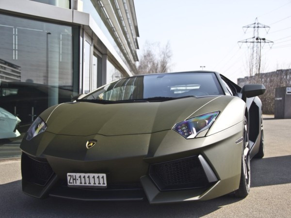 Thêm một chiếc Lamborghini Aventador khác chạy trên đường phố Zurich. Xế hộp này được sơn một màu xanh khác lạ mắt và độc đáo. Thêm một chiếc Lamborghini Aventador khác chạy trên đường phố Zurich. Xế hộp này được sơn một màu xanh khác lạ mắt và độc đáo.
