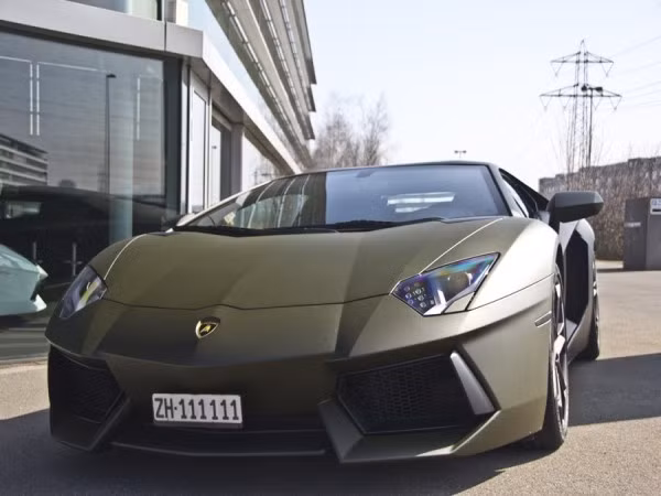 Thêm một chiếc Lamborghini Aventador khác chạy trên đường phố Zurich. Xế hộp này được sơn một màu xanh khác lạ mắt và độc đáo.