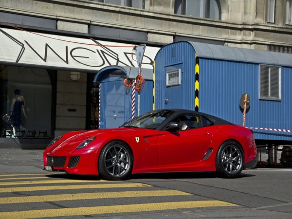 Còn chiếc Ferrari 599 GTO này được thiết kế theo kiểu dáng thể thao kết hợp với màu sắc vô cùng hoàn hảo. Còn chiếc Ferrari 599 GTO này được thiết kế theo kiểu dáng thể thao kết hợp với màu sắc vô cùng hoàn hảo.