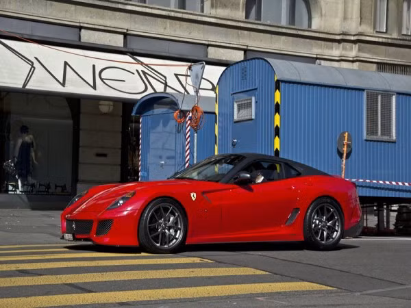 Còn chiếc Ferrari 599 GTO này được thiết kế theo kiểu dáng thể thao kết hợp với màu sắc vô cùng hoàn hảo.