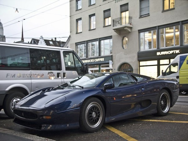 Jaguar XJ220 là một trong số ít những chiếc xe được sơn màu xanh đen. Jaguar XJ220 là một trong số ít những chiếc xe được sơn màu xanh đen.