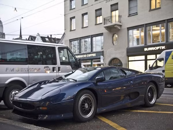 Jaguar XJ220 là một trong số ít những chiếc xe được sơn màu xanh đen.