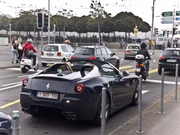 Chiếc SA Aperta màu đen này là người anh em của GTO. Phiên bản chỉ có 80 chiếc được bán ra trên toàn thế giới.