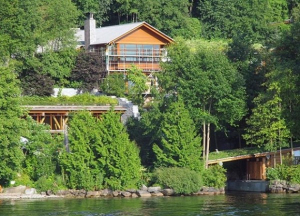 2. Bill Gates (61,2 tỷ USD) Biệt thự Xanadu 2.0 khổng lồ có diện tích hơn 6000 m2 này được Bill Gates mua với giá 147 triệu USD. Khu nhà có 7 phòng ngủ, 24 phòng tắm, 6 nhà bếp, rạp chiếu phim, phòng tập thể hình, bể bơi tiêu chuẩn Olympic. Ngoài ra, ngôi nhà còn có hàng trăm máy tính kiểm soát gần như toàn bộ mọi ngóc ngách trong nhà. Nơi đây không chỉ là một biệt thự sang trọng mà còn được đánh giá là một trong những dinh cơ hiện đại bậc nhất trên thế giới với nhiều công nghệ mà thậm chí nhân viên tại Microsoft còn chưa biết tới. 2. Bill Gates (61,2 tỷ USD) Biệt thự Xanadu 2.0 khổng lồ có diện tích hơn 6000 m2 này được Bill Gates mua với giá 147 triệu USD. Khu nhà có 7 phòng ngủ, 24 phòng tắm, 6 nhà bếp, rạp chiếu phim, phòng tập thể hình, bể bơi tiêu chuẩn Olympic. Ngoài ra, ngôi nhà còn có hàng trăm máy tính kiểm soát gần như toàn bộ mọi ngóc ngách trong nhà. Nơi đây không chỉ là một biệt thự sang trọng mà còn được đánh giá là một trong những dinh cơ hiện đại bậc nhất trên thế giới với nhiều công nghệ mà thậm chí nhân viên tại Microsoft còn chưa biết tới.