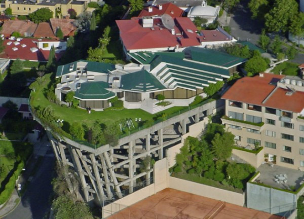 1. Carlos Slim Helu (69 tỷ USD) Carlos Slim Helu đang sở hữu một ngôi nhà khá khiêm tốn xây từ những năm 1930 tại ngọn đồi Lomas de Chapultepec, phía tây thành phố Mexico. Mặc dù giàu nhất thế giới 3 năm liền nhưng ông vẫn sống trong một ngôi nhà giản dị với 6 phòng ngủ, cách văn phòng làm việc của ông một dặm. 1. Carlos Slim Helu (69 tỷ USD) Carlos Slim Helu đang sở hữu một ngôi nhà khá khiêm tốn xây từ những năm 1930 tại ngọn đồi Lomas de Chapultepec, phía tây thành phố Mexico. Mặc dù giàu nhất thế giới 3 năm liền nhưng ông vẫn sống trong một ngôi nhà giản dị với 6 phòng ngủ, cách văn phòng làm việc của ông một dặm.