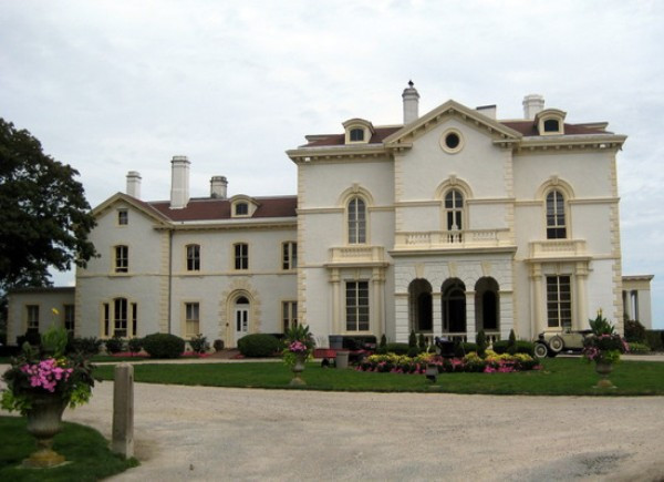 Larry Ellison đã thực hiện một khoản đầu tư khá tốn kém 10,5 triệu USD cho ngôi biệt thự mang tên Beechwood. Biệt thự này tự hào có một phòng tiếp tân, phòng khiêu vũ, phòng ăn lớn, phòng hòa nhạc, một sân cỏ rộng mênh mông. Nó cũng là một nơi hoàn hảo để mở tiệc với quy mô từ 100 – 150 khách. Larry Ellison đã thực hiện một khoản đầu tư khá tốn kém 10,5 triệu USD cho ngôi biệt thự mang tên Beechwood. Biệt thự này tự hào có một phòng tiếp tân, phòng khiêu vũ, phòng ăn lớn, phòng hòa nhạc, một sân cỏ rộng mênh mông. Nó cũng là một nơi hoàn hảo để mở tiệc với quy mô từ 100 – 150 khách.