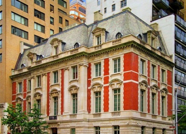 Người mua biệt thự Duke Semans (Manhattan, Mỹ) được giữ bí mật cho đến khi họ điều tra ra chủ nhân của nó chính là người đàn ông giàu nhất thế giới. Carlos Slim Helu đã mua nó với giá 44 triệu USD. Ngôi biệt thự rộng hơn 1.700 m2 này tự hào có 8 tầng với 12 phòng ngủ, 14 phòng tắm, văn phòng bác sĩ riêng ở tầng hầm, sàn nhà được lát toàn bộ bằng đá cẩm thạch. Hàng xóm của Slim cũng đều là những tỷ phú nổi tiếng: Donald Trump, Harrison Ford, Ralph Lauren… Người mua biệt thự Duke Semans (Manhattan, Mỹ) được giữ bí mật cho đến khi họ điều tra ra chủ nhân của nó chính là người đàn ông giàu nhất thế giới. Carlos Slim Helu đã mua nó với giá 44 triệu USD. Ngôi biệt thự rộng hơn 1.700 m2 này tự hào có 8 tầng với 12 phòng ngủ, 14 phòng tắm, văn phòng bác sĩ riêng ở tầng hầm, sàn nhà được lát toàn bộ bằng đá cẩm thạch. Hàng xóm của Slim cũng đều là những tỷ phú nổi tiếng: Donald Trump, Harrison Ford, Ralph Lauren…