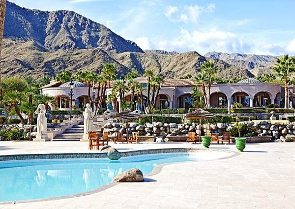 Không dừng lại ở đó, Ellison còn bỏ ra những 42,9 triệu USD để mua tòa biệt thự có tên là Porcupine Creek (California, Mỹ). Tòa biệt thự được bao quanh bởi núi đồi xanh tươi, bao gồm cả phòng gym, phòng spa, 16 phòng ngủ, sân golf 19 lỗ. Các đồ nội thất bên trong tòa nhà được thiết kế mang phong cách thời trung cổ vô cùng sang trọng. Không dừng lại ở đó, Ellison còn bỏ ra những 42,9 triệu USD để mua tòa biệt thự có tên là Porcupine Creek (California, Mỹ). Tòa biệt thự được bao quanh bởi núi đồi xanh tươi, bao gồm cả phòng gym, phòng spa, 16 phòng ngủ, sân golf 19 lỗ. Các đồ nội thất bên trong tòa nhà được thiết kế mang phong cách thời trung cổ vô cùng sang trọng.