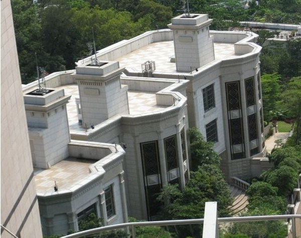 7. Li Ka-shing (25,3 tỷ USD) Người đàn ông giàu nhất châu Á này đang tân hưởng cuộc sống sang trọng trong ngôi biệt thự của mình ở Shou ji Tianfu (Hồng Kông). Ngôi nhà rộng hơn 4.000 m2, bao bọc bởi những danh lam thắng cảnh của công viên đại dương, được làm bằng đá cẩm thạch trắng, có rất nhiều phòng và một khu vườn xinh đẹp. Toàn bộ nội thất trong nhà được trang trí và sắp xếp hoàn toàn theo phong thủy của Trung Quốc. 7. Li Ka-shing (25,3 tỷ USD) Người đàn ông giàu nhất châu Á này đang tân hưởng cuộc sống sang trọng trong ngôi biệt thự của mình ở Shou ji Tianfu (Hồng Kông). Ngôi nhà rộng hơn 4.000 m2, bao bọc bởi những danh lam thắng cảnh của công viên đại dương, được làm bằng đá cẩm thạch trắng, có rất nhiều phòng và một khu vườn xinh đẹp. Toàn bộ nội thất trong nhà được trang trí và sắp xếp hoàn toàn theo phong thủy của Trung Quốc.