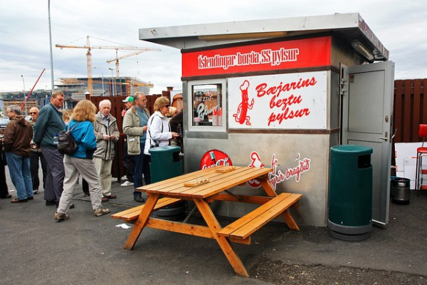 8. Reykjavík (Iceland) Các nước châu Âu, trong đó có Iceland, luôn đi đầu trong việc quản lý vấn đề vệ sinh an toàn thực phẩm. Vì thế, khi đến đây, bạn không cần phải lo lắng về vệ sinh ẩm thực đường phố. Reykjavík là vùng đất nổi tiếng có xúc xích cừu, hành tây nướng giòn tan và mù tạt ngọt (bán ở Bæjarins Beztu Pylsur) ngon không đâu sánh bằng. 8. Reykjavík (Iceland) Các nước châu Âu, trong đó có Iceland, luôn đi đầu trong việc quản lý vấn đề vệ sinh an toàn thực phẩm. Vì thế, khi đến đây, bạn không cần phải lo lắng về vệ sinh ẩm thực đường phố. Reykjavík là vùng đất nổi tiếng có xúc xích cừu, hành tây nướng giòn tan và mù tạt ngọt (bán ở Bæjarins Beztu Pylsur) ngon không đâu sánh bằng.
