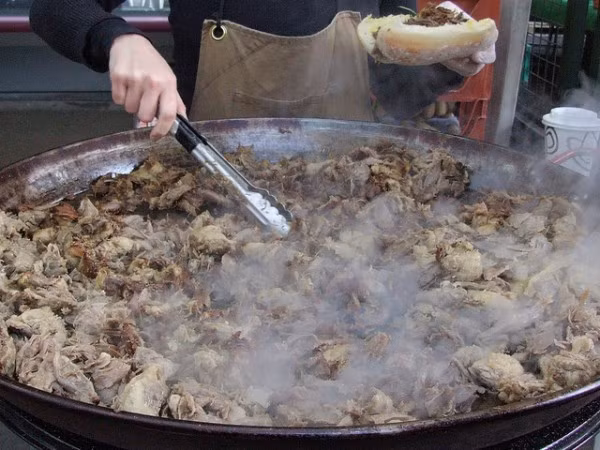 9. London (Anh) Chợ ẩm thực Borough ở London được coi là “thiên đường ăn uống” của nhiều thực khách nhưng món bánh mỳ vịt quay với mù tạt, nhiều loại gia vị, kèm rau xanh và ngũ cốc nguyên hạt được bán ở lối vào đường Southwark có lẽ là món ăn độc đáo hơn cả.