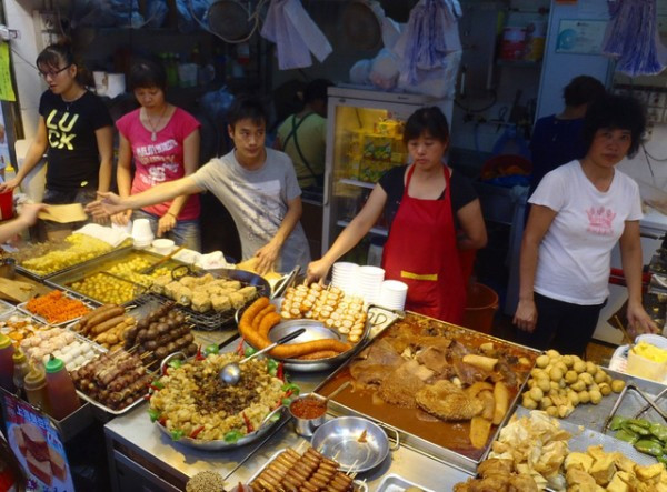 5. Hồng Kông Đến Hồng Kông, bạn sẽ bắt gặp những quán ăn truyền thống hoặc các quầy thức ăn ngoài trời đã mai một từ sau những năm 1980, nay chỉ còn khoảng 27 quán. Trong khi các quy tắc vệ sinh nghiêm ngặt được thực thi, ngộ độc thực phẩm vẫn có thể xảy ra, đặc biệt là trong những tháng hè oi ả. Ăn gì: mỳ Wonton, ngỗng quay, thịt lợn nướng, gam dam jai, mỳ thịt ức bò… Đi đâu: Chợ Crescent Jardine, Causeway Bay, phố Yiu Tung ở Kowloonm… 5. Hồng Kông Đến Hồng Kông, bạn sẽ bắt gặp những quán ăn truyền thống hoặc các quầy thức ăn ngoài trời đã mai một từ sau những năm 1980, nay chỉ còn khoảng 27 quán. Trong khi các quy tắc vệ sinh nghiêm ngặt được thực thi, ngộ độc thực phẩm vẫn có thể xảy ra, đặc biệt là trong những tháng hè oi ả. Ăn gì: mỳ Wonton, ngỗng quay, thịt lợn nướng, gam dam jai, mỳ thịt ức bò… Đi đâu: Chợ Crescent Jardine, Causeway Bay, phố Yiu Tung ở Kowloonm…