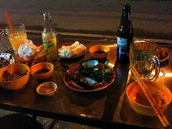 3. TP.Hồ Chí Minh (Việt Nam) Mặc dù ăn uống vỉa hè là một phần trong cuộc sống của người dân nhưng vấn đề an toàn vệ sinh thực phẩm lại kiểm soát khá lỏng lẻo.. Ăn gì: Phở, bánh mì, bánh bao, bún chả nướng, bò lá lốt… Ở đâu: chợ Bến Thành, trung tâm Quận 1, chợ Bình Tây, khu phố Tàu… Thực phẩm nên tránh: nem chua, xúc xích, đồ ăn đã lên men, các loại đồ uống có đá.