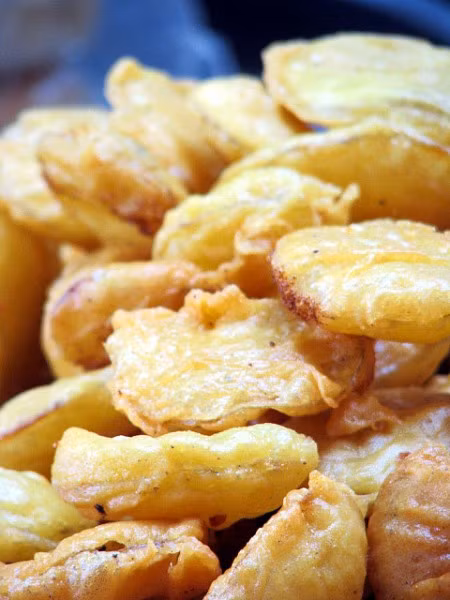 7. Mumbai (Ấn Độ) Thực phẩm đường phố ở Mumbai phần lớn không được kiểm soát và ngộ độc thực phẩm là một nguy cơ lớn đối với các du khách. Địa điểm: Soam, Swati, Nhà hàng & Dịch vụ ăn uống Elco, khu vực xung quanh cung điện Taj Mahal… Đồ ăn: Bhel Puri (cơm rau me), sev puri (bánh quy chiên giòn với khoai tây và hành), vada pav (bánh nướng khoai tây và rau gia vị), Bademiya (bánh mì kẹp thịt nướng)… Bạn cũng nên tránh các loại sữa chua uống nếu không biết rõ nguồn gốc xuất xứ và các loại tương ớt bởi có thể chúng chưa được nấu.