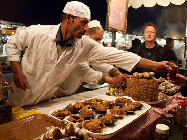 6. Marrakesh (Ma-rốc) An toàn thực phẩm là niềm tự hào tại Djemaa el-Fna, quảng trường ở trung tâm thành phố Marrakesh. Các gian hàng được kiểm tra thường xuyên và thực phẩm còn sót lại thường được xử lý ban đêm. Đi đâu: Djemaa el-Fna, Rue El Kassabin hay Djemaa (nơi có món thịt cừu ngon nổi tiếng)… Ăn gì: Brochettes (thịt cừu nướng, thịt bò hoặc phụ phẩm sau khi giết mổ), harira (súp đậu), rau diếp mạ hầm, bánh sandwich kẹp xúc xích merguez, bánh mỳ Ma-rốc nhân vani và dầu dừa… Thực phẩm nên tránh: Cá và hải sản bởi chúng có thể bị hỏng sau khi vận chuyển qua sa mạc để vào Marrakesh. 6. Marrakesh (Ma-rốc) An toàn thực phẩm là niềm tự hào tại Djemaa el-Fna, quảng trường ở trung tâm thành phố Marrakesh. Các gian hàng được kiểm tra thường xuyên và thực phẩm còn sót lại thường được xử lý ban đêm. Đi đâu: Djemaa el-Fna, Rue El Kassabin hay Djemaa (nơi có món thịt cừu ngon nổi tiếng)… Ăn gì: Brochettes (thịt cừu nướng, thịt bò hoặc phụ phẩm sau khi giết mổ), harira (súp đậu), rau diếp mạ hầm, bánh sandwich kẹp xúc xích merguez, bánh mỳ Ma-rốc nhân vani và dầu dừa… Thực phẩm nên tránh: Cá và hải sản bởi chúng có thể bị hỏng sau khi vận chuyển qua sa mạc để vào Marrakesh.