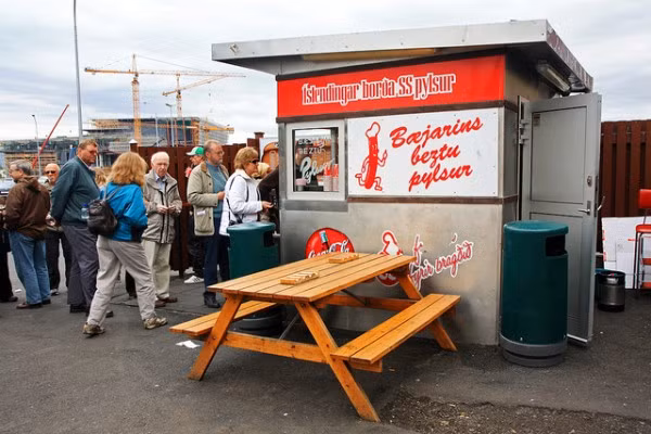 8. Reykjavík (Iceland) Các nước châu Âu, trong đó có Iceland, luôn đi đầu trong việc quản lý vấn đề vệ sinh an toàn thực phẩm. Vì thế, khi đến đây, bạn không cần phải lo lắng về vệ sinh ẩm thực đường phố. Reykjavík là vùng đất nổi tiếng có xúc xích cừu, hành tây nướng giòn tan và mù tạt ngọt (bán ở Bæjarins Beztu Pylsur) ngon không đâu sánh bằng.