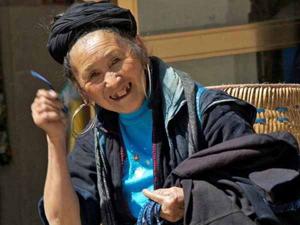 Người phụ nữ này liên tục giới thiệu mặt hàng của mình trong một phiên chợ ở Sa Pa. Người phụ nữ này liên tục giới thiệu mặt hàng của mình trong một phiên chợ ở Sa Pa.