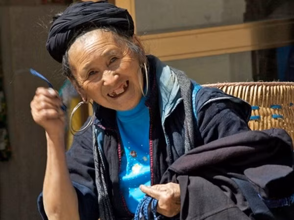 Người phụ nữ này liên tục giới thiệu mặt hàng của mình trong một phiên chợ ở Sa Pa.