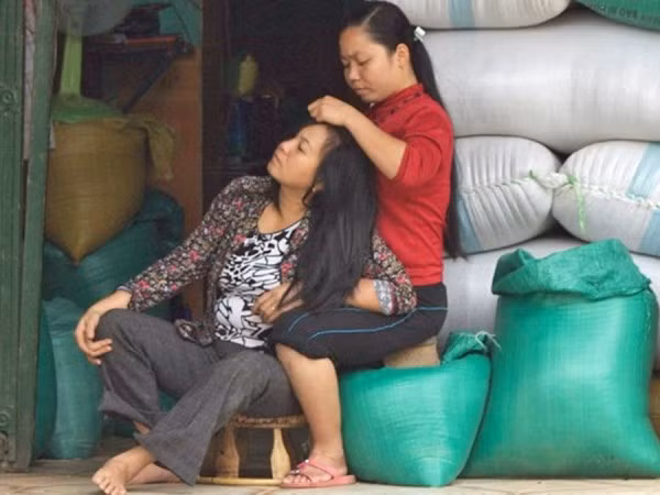 Hai người phụ nữ ở một cửa hàng bán gạo trong thị xã Nghĩa Lộ (Yên Bái).