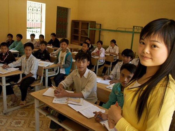 Một giáo viên tiểu học đang lên lớp trong giờ tiếng Anh của mình. Một giáo viên tiểu học đang lên lớp trong giờ tiếng Anh của mình.