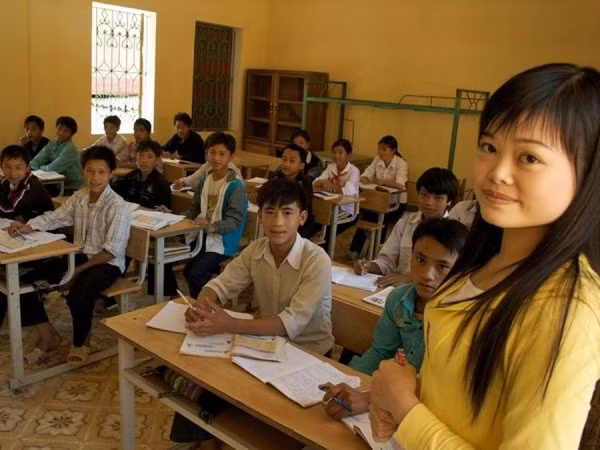 Một giáo viên tiểu học đang lên lớp trong giờ tiếng Anh của mình.