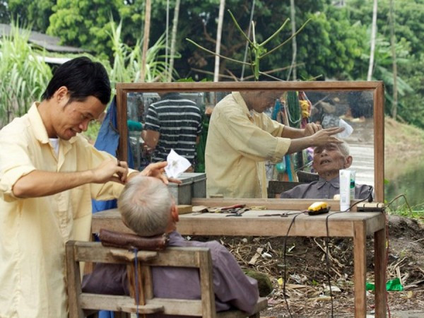 Cắt tóc, cạo râu ở vỉa hè luôn được cánh mày râu ở Việt Nam yêu thích. Cắt tóc, cạo râu ở vỉa hè luôn được cánh mày râu ở Việt Nam yêu thích.