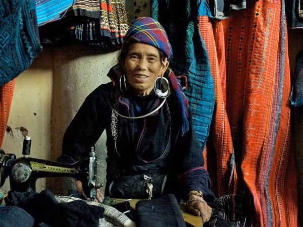 Bộ ảnh được thực hiện bởi nhiếp ảnh gia Bob Ramsak khi ông đến thăm Việt Nam vào năm 2010 và vô cùng thích thú với cuộc sống hàng ngày của người dân nông thôn. Bộ ảnh này vừa được đăng tải trên trang Business Insider. Bức hình bên chụp một người phụ nữ đang bán hàng ở phiên chợ Sa Pa (Lào Cai).