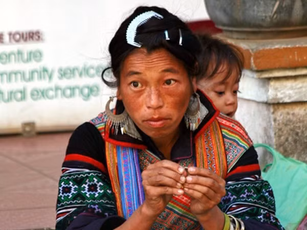 Hình ảnh người mẹ vùng cao địu con vốn rất quen thuộc trên đường xá ở Sa Pa.