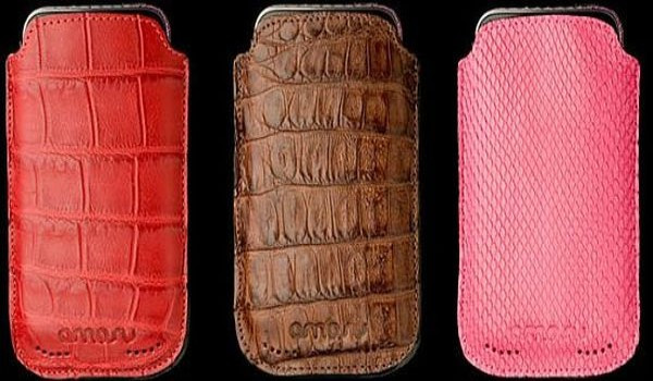 Amosu Crocodile & Python Leather iPhone 4 Giá: 938 USD Chiếc vỏ này được là bởi nhà sản xuất phụ kiện sang trọng hàng đầu thế giới Amosu. Chúng đều được làm bằng tay và từ những chất liệu độc đáo như da trăn và da cá sấu. Ngoài ra, để đảm bảo tính độc quyền, Amosu còn cung cấp dịch vụ khắc tên hoặc biểu tượng của khách hàng lên vỏ bao hoặc lựa chọn vàng hay kim cương để gắn lên vỏ bao.