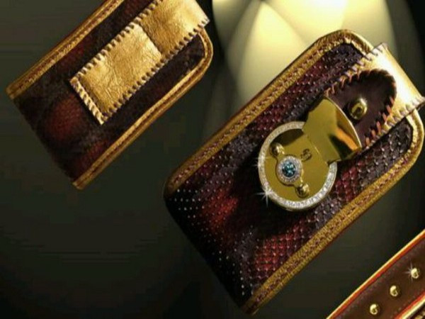 iPhone wallet Giá: 99.500 USD Bao đựng iPhone này được làm từ bốn loại da khác nhau: da trăn màu đỏ thẫm, da nubuck hồng, tím và vàng. Không chỉ thế, nó còn được đính thêm 25 viên kim cương 18 carat, khóa trước được làm từ 46g vàng 22 carat cùng một viên đá quý sapphire. Ngoài ra, người mua có thê yêu cầu các loại đá quý khác theo sở thích riêng của mình.