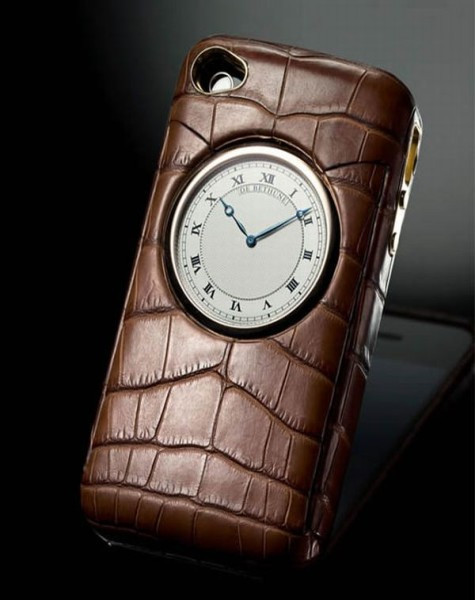 Pocket Watch iPhone 4 Giá: Không được tiết lộ De Bethune, một trong những tên tuổi hàng đầu trong lĩnh vực đồng hồ sang trọng, đang cố gắng phục hồi lại xu hướng đồng hồ bỏ túi bằng cách kết hợp vỏ iPhone 4 với một chiếc đồng hồ tuyệt đẹp. Pocket Watch iPhone 4 là một chiếc vỏ cực kỳ sáng tạo, trong đó, mặt sau là chiếc đồng hồ bỏ túi vàvỏ được làm từ da cá sấu màu hạt dẻ nâu với những đường vân nổi bật.