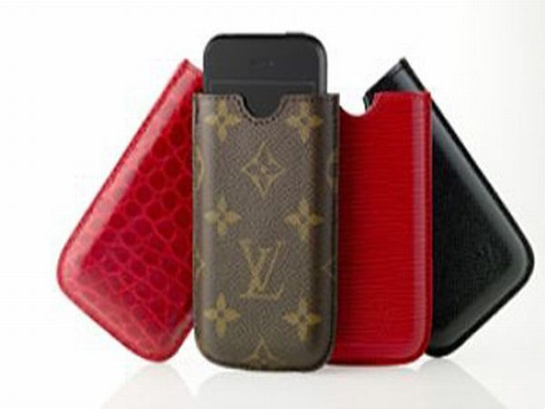 Louis Vuitton Luxury iPhone Giá: 290 USD Hãng thời trang cao cấp Louis Vuitton đã không còn xa lạ gì với người yêu thời trang trên khắp thế giới. Hãng cũng đã cho ra đời bộ sưu tập chiếc vỏ iPhone sang trong gồm bốn chiếc được làm từ những chất liệu khác nhau: vải canvas, da taiga, da epi và da cá sấu.