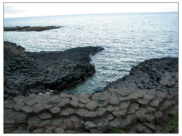 Đá ở đây đều tăm tắp được dựng thành từng cột liền khít nhau. Các cột đá có tiết diện hình lục giác hoặc hình vuông, hoặc có hình tròn như chiếc đĩa. Bên cạnh ghềnh Đá Đĩa là khu vực bãi Bàng, với những tảng đá màu vàng sáng nằm lặng yên dưới những tàng cây bàng rợp mát. Đây là nơi nghỉ ngơi, cắm trại, dã ngoại lý tưởng.