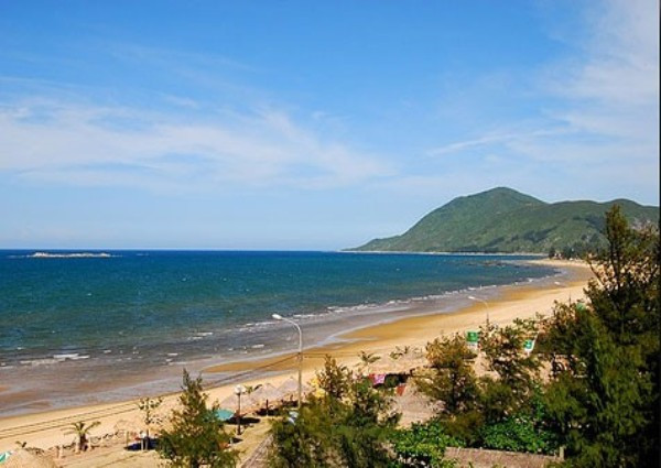 Bãi biển Thiên Cầm (Hà Tĩnh) Thuộc huyện Cẩm Xuyên, tỉnh Hà Tĩnh, cách thành phố Hà Tĩnh hơn 20km, bãi biển Thiên Cầm là một vùng thiên nhiên hoang sơ với bờ cát trắng chạy dài thoai thoải và nước biển trong vắt. Du khách có thể ra đảo Bớc - nơi có một bãi đá tuyệt đẹp quay ra biển, sóng dội trắng tinh. Phía quay vào bờ là bãi tắm lý tưởng lăn tăn gợn sóng, êm đềm, nhẹ nhàng đến dịu êm.