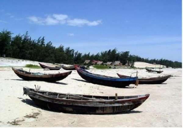 Rời đảo Bớc, thuyền sẽ đưa du khách ghé vào bãi tắm Tiên dưới chân núi Tượng. Bãi tắm chồng chất các hang đá và bãi cát đan xen, có khe nước vừa mặn, vừa ngọt rất thú vị. Án ngữ biển Thiên Cầm là núi Thiên Cầm. Núi không cao nhưng tạo thành một danh thắng sơn thủy hữu tình. Cách chân núi không xa là chùa Yên Lạc cổ kính vẫn còn giữ một báu vật nổi tiếng đó là “Thập điện diêm vương”.