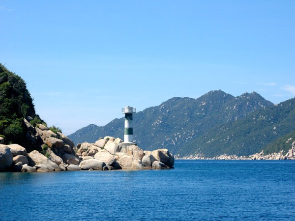 Nha Trang (Khánh Hòa) Đến Nha Trang, bạn không thể bỏ qua những địa điểm hấp dẫn như: Vịnh Vân Phong, Khu bảo tồn biển Hòn Mun, bãi biển Đại Lãnh… Trong đó, vịnh Vân Phong là vịnh được Hiệp hội Biển thế giới công nhận là một trong bốn vịnh có vị trí du lịch biển lý tưởng nhất hiện nay. Vịnh có khí hậu ôn hòa, bãi biển đẹp, cát trắng mịn cùng với cánh rừng nhiệt đới hầu như còn nguyên vẹn, những rạn san hô đẹp sững sờ…