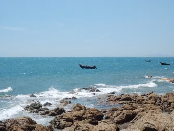 Mũi Né (Bình Thuận) Mũi Né là tên một làng chài, cách thành phố Phan Thiết 20 km. Mũi Né có nhiều bãi biển hoang sơ, nguyên thủy, chưa có sự khai thác của con người, cảnh quan hùng vĩ, môi trường thiên nhiên trong lành như: bãi Ông Địa, bãi Trước, bãi Sau. Đến Mũi Né, du khách có thể tắm biển, nghỉ dưỡng, du thuyền trên biển… Mũi Né (Bình Thuận) Mũi Né là tên một làng chài, cách thành phố Phan Thiết 20 km. Mũi Né có nhiều bãi biển hoang sơ, nguyên thủy, chưa có sự khai thác của con người, cảnh quan hùng vĩ, môi trường thiên nhiên trong lành như: bãi Ông Địa, bãi Trước, bãi Sau. Đến Mũi Né, du khách có thể tắm biển, nghỉ dưỡng, du thuyền trên biển…