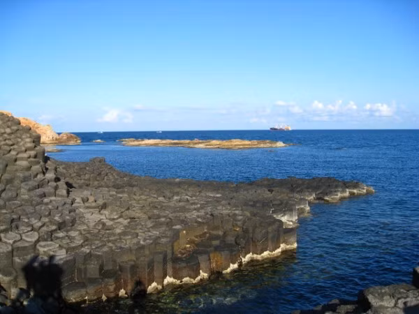 Ghềnh Đá Đĩa (Phú Yên) Cách thành phố Tuy Hòa (Phú Yên) hơn 40 km, ghềnh Đá Đĩa hiện ra hài hòa giữa “mây, trời, đá và nước với cấu tạo lạ kỳ". Đây là một thắng cảnh kỳ thú hiếm thấy của thiên nhiên. Nhìn từ xa, khu ghềnh Đá Đĩa rộng hơn 1km2 như một tổ ong khổng lồ. Ghềnh Đá Đĩa (Phú Yên) Cách thành phố Tuy Hòa (Phú Yên) hơn 40 km, ghềnh Đá Đĩa hiện ra hài hòa giữa “mây, trời, đá và nước với cấu tạo lạ kỳ". Đây là một thắng cảnh kỳ thú hiếm thấy của thiên nhiên. Nhìn từ xa, khu ghềnh Đá Đĩa rộng hơn 1km2 như một tổ ong khổng lồ.