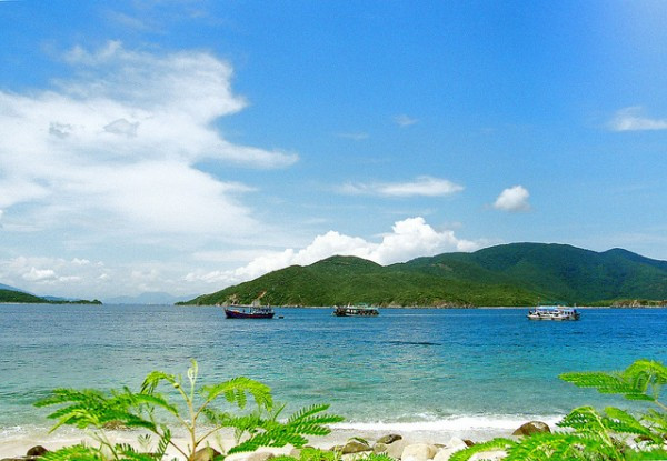 Khu bảo tồn biển Hòn Mun có những mỏm đá nhô cao, vách dựng hiểm trở tạo thành hang động, đặc biệt đá ở đây đen tuyền như gỗ mun rất độc đáo. Trong hang động, hàng năm có hàng trăm chim yến về làm tổ tạo nên cảnh quan thú vị. Đến Hòn Mun, du khách có thể lặn biển hoặc đi tàu đáy kính để ngắm các rạn san hô nhiều màu sắc sặc sỡ với nhiều loài sinh vật biển đa đạng.