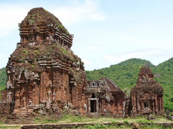 Ngoài ra, thánh địa Mỹ Sơn cũng sẽ là điểm thăm quan không thể không nhắc tới khi bạn đến Quảng Nam. Thánh địa Mỹ Sơn nhiều bí ẩn với những ngôi đền xây từ thế kỷ thứ 7 và khu tháp cổ Mỹ Sơn chắc chắn sẽ làm hài lòng du khách.