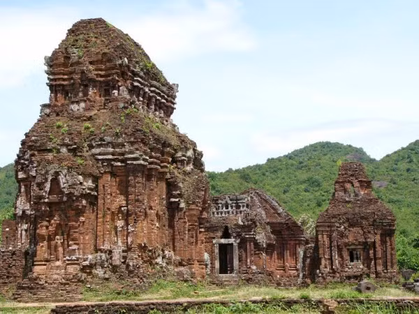 Ngoài ra, thánh địa Mỹ Sơn cũng sẽ là điểm thăm quan không thể không nhắc tới khi bạn đến Quảng Nam. Thánh địa Mỹ Sơn nhiều bí ẩn với những ngôi đền xây từ thế kỷ thứ 7 và khu tháp cổ Mỹ Sơn chắc chắn sẽ làm hài lòng du khách. Ngoài ra, thánh địa Mỹ Sơn cũng sẽ là điểm thăm quan không thể không nhắc tới khi bạn đến Quảng Nam. Thánh địa Mỹ Sơn nhiều bí ẩn với những ngôi đền xây từ thế kỷ thứ 7 và khu tháp cổ Mỹ Sơn chắc chắn sẽ làm hài lòng du khách.